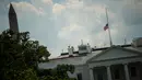 Bendera Amerika Serikat berkibar setengah tiang di Gedung Putih, Washington DC, Minggu (4/8/2019). Presiden Donald Trump memerintahkan pengibaran bendera setengah tiang di semua gedung pemerintah untuk mengenang korban tewas dalam dua penembakan massal di El Paso, Texas, dan Ohio. (Eric BARADAT/AFP)
