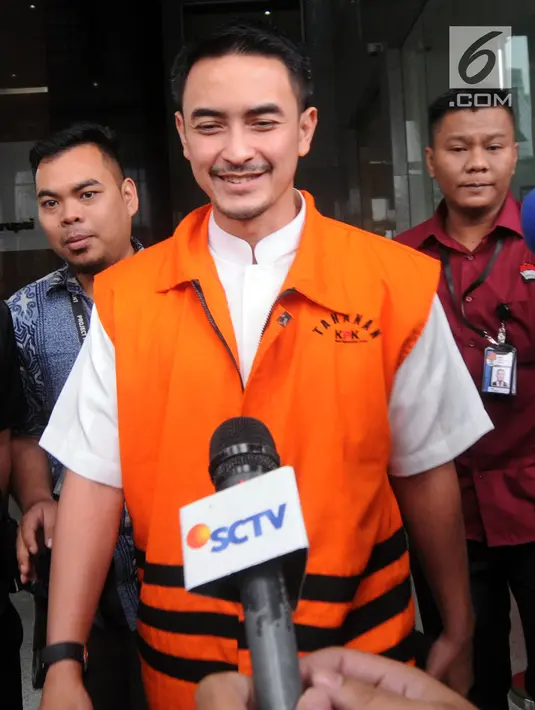 Senyum Gubernur Jambi nonaktif Zumi Zola seusai pemeriksaan di gedung KPK, Jakarta, Kamis (26/4). Zumi Zola diperiksa perdana setelah ditahan KPK terkait kasus dugaan penerimaan gratifikasi sejumlah proyek di Provinsi Jambi. (Merdeka.com/Dwi Narwoko)