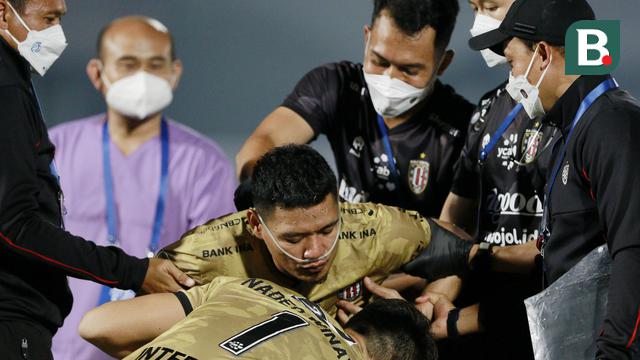 Foto: Detik- Detik Wawan Hendrawan Tersungkur Usai Laga Bali United Vs Persib Bandung di BRI Liga 1