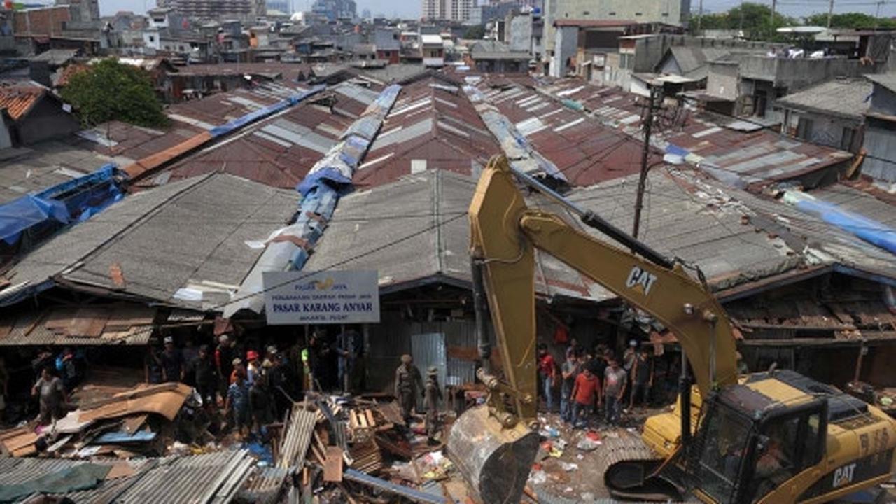 Tanggulangi banjir, 216 lapak di Pasar Karang Anyar dibongkar