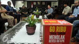 Ketua MPR Zulkifli Hasan saat bertemu dengan Organisasi yang terhimpun dalam Koalisi Masyarakat Anti Korupsi, di ruang kerja Ketua MPR, Lantai 9, Gedung Nusantara III, Komplek Gedung MPR/DPR/DPD, Jakarta, Rabu (24 /2/2016).  (Liputan6.com/Johan Tallo)