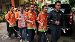 Sejumlah penyandang disabilitas berjalan memasuki TPS 07 Kelurahan Cawang untuk menggunakan hak pilih pada Pilkada Gubernur dan Wakil Gubernur DKI Jakarta Tahun 2017 di Jakarta, Rabu (15/2). (Liputan6.com/Gempur M Surya)