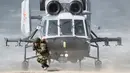 Seorang prajurit turun dari helikopter Ka-29 saat latihan militer Armada Baltik Angkatan Laut Rusia di Kaliningrad, Rusia, Kamis (4/4). (REUTERS/Vitaly Nevar)
