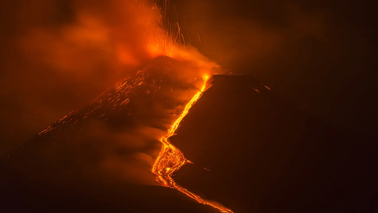 FOTO: Gunung Etna Semburkan Abu Vulkanik dan Lava Pijar