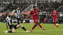 Pemain Liverpool, Mohamed Salah mencetak gol kedua timnya ke gawang Newcastle pada laga lanjutan Liga Inggris 2024/2025 di St James Park Stadium, Newcastle, Inggris, Kamis (05/12/2024) WIB. (AP Photo/Ian Hodgson)