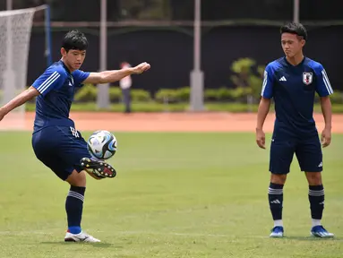 Pemain Timnas Jepang U-17 melakukan sesi latihan di Sasana Olahraga Ganesha (Saraga) ITB, Bandung, Jawa Barat, Kamis (16/11/2013). Jepang harus bekerja keras dan menyatukan tim untuk mengalahkan tim kuda hitam, Senegal, dalam pertandingan Grup D Piala Dunia U-17 yang akan berlangsung Jumat, 17 November 2023, di Stadion Si Jalak Harupat, Kabupaten Bandung, Jawa Barat. (Doc. LOC WCU17/SBN)