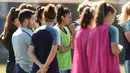 Bek Barcelona Leila Ouahabi (tengah) mendengarkan pelatih Luis Cortes berbicara selama latihan di Joan Gamper Sports City, Barcelona (15/5/2019). Tim wanita Barcelona akan bertanding melawan Lyon pada final Liga Champions 18 Mei 2019 di stadio Groupama Arena. (AFP Photo/Josep Lago)