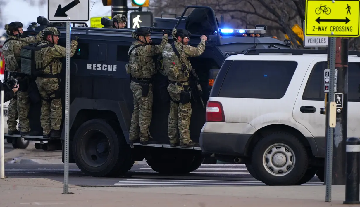 Polisi menyusuri tempat terjadinya aksi penembakan di toko King Soopers di Boulder, Colorado (22/3/2021). Peristiwa penembakan mematikan ini tercatat yang kedua kalinya dalam tempo kurang dari sepekan. (AP Photo/David Zalubowski)