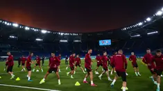 Para pemain Turki melakukan pemanasan saat sesi latihan jelang melawan Italia pada pertandingan sepak bola grup A Euro 2020 di Olympic Stadium, Roma, Italia, Kamis (10/6/2021). Turki akan melawan Italia pada 11 Juni 2021 waktu setempat. (AP Photo/Alessandra Tarantino)
