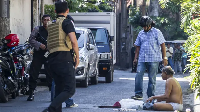 Pria Mencurigakan di Area Mapolrestabes Surabaya