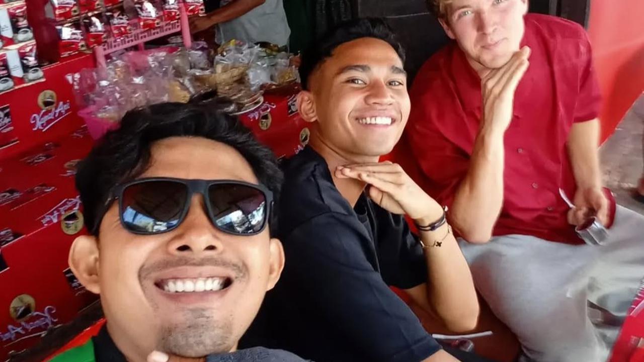 Bukan di Kafe, Marselino dan Ole Romeny Keciduk Pengemudi Ojol Nongkrong di Warkop, Begini Gayanya