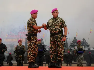 Menteri Pertahanan Jenderal TNI Purnawirawan Ryamizard Ryacudu (kanan) diangkat sebagai warga kehormatan Korps Marinir, Jakarta (9/12/2014). (Liputan6.com/Helmi Fithriansyah)