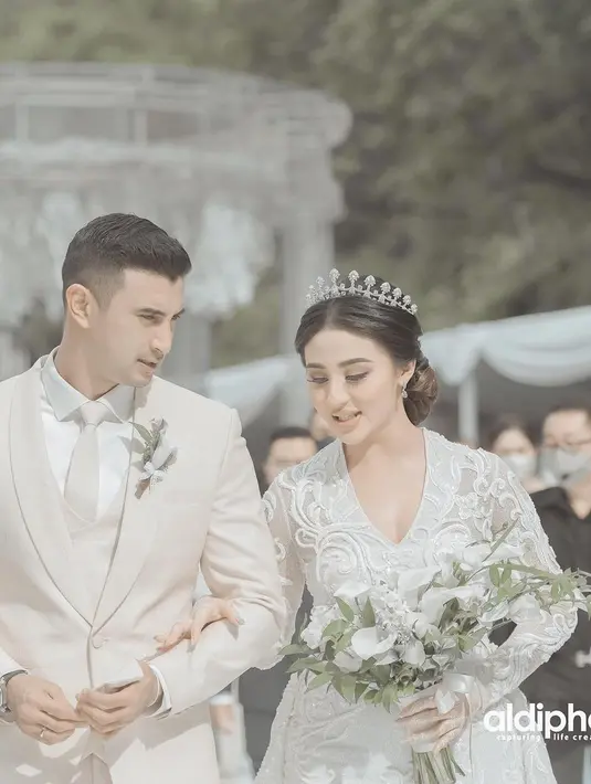 Sudah bersikap apa adanya sejak masa pacaran, Margin mengatakan tidak menemukan hal baru setelah resmi menjadi istri Ali Syakieb. Hampir semuanya sudah diketahui oleh Margin tentang laki-laki yang kini sudah menjadi suaminya. (Instagram/alisyakieb)