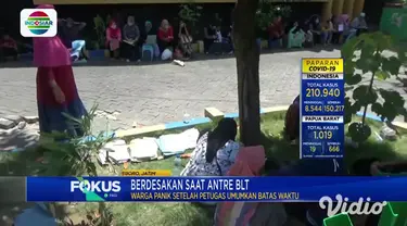 Massa yang mula-mula tertib mengantre, namun tiba-tiba berubah menjadi kekisruhan, ketika warga merangsek maju ke pintu Kantor Dinas Koperasi dan UMKM Bojonegoro. Himbauan jaga jarak terabaikan, mereka panik dan berdesakan saat batas akhir penyerahan...