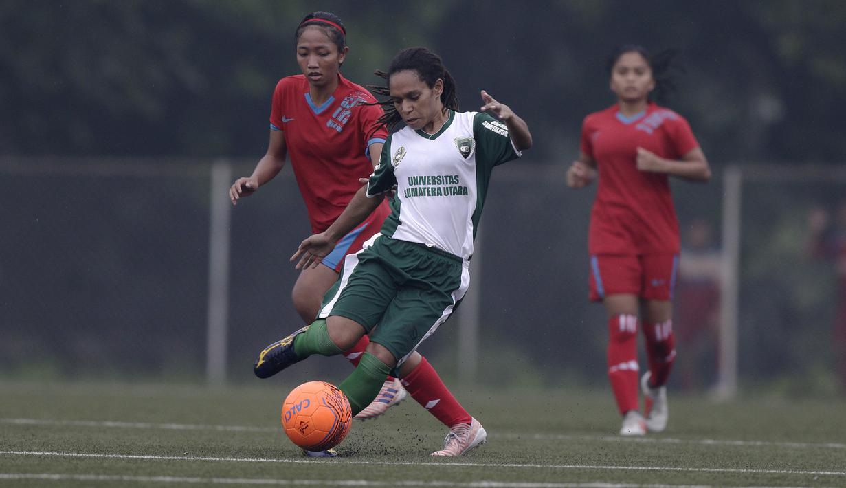 Gelandang Sumatera Utara, Sila Hisage, menggiring bola saat melawan Bangka Belitung pada laga Piala Pertiwi 2019 di Lapangan NYTC, Sawangan, Rabu (24/4). Babel unggul 5-0 atas Sumut. (Bola.com/Yoppy Renato)