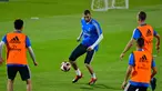 Striker Real Madrid, Karim Benzema menggiring bola saat latihan di stadion New York University Abu Dhabi, Uni Emirat Arab (17/12). Madrid akan bertanding melawan Kashima Antlers pada semifinal Piala Dunia Antarklub 2018. (AFP Photo/Giuseppe Cacace)