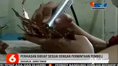 Perhiasan aneka warna yang terbuat dari tembaga ini merupakan hasil karya dari seorang ibu rumah tangga, Lidya Waskita, perhiasan ini berbahan dasar kabel, dan lempengan tembaga dibuat menjadi berbagai bentuk.