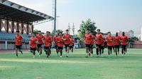 Punggawa Bajol Ijo menjalani latihan  di Lapangan Thor sebelum menghadapi Persibo Bojonegoro 29 Juni 2024. (Foto: Persebaya)