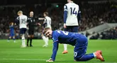 Pemain Chelsea, Cole Palmer, tersenyum setelah wasit Anthony Taylor menunjuk titik putih dan memberi penalti. (AP Photo/Ian Walton)