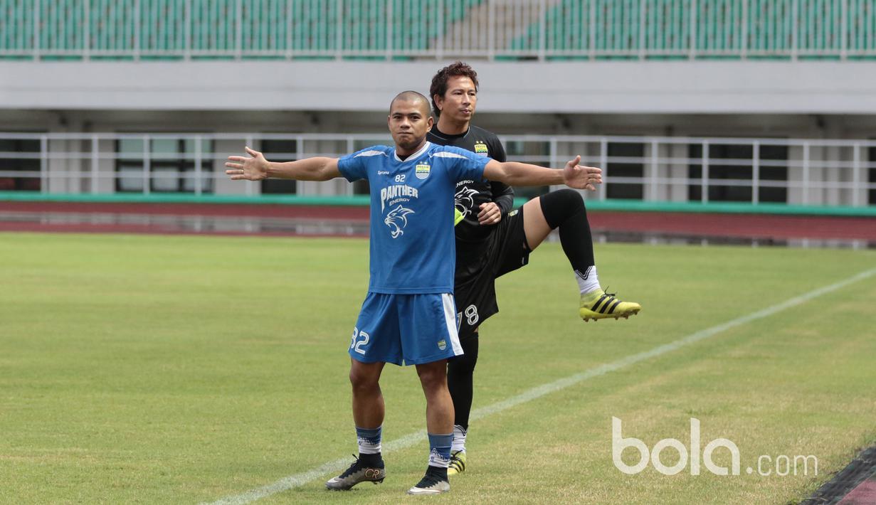 Aksi pemain Persib Bandung, Tantan dan I Made Wirawan saat sesi latihan tim di Stadion Pakansari, Bogor, Jumat (10/3/2017). (Bola.com/Nicklas Hanoatubun)