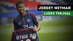 Ratusan jersey Neymar seharga Rp. 2,5 Juta ludes dalam sekejap di salah satu toko di Paris, Prancis.