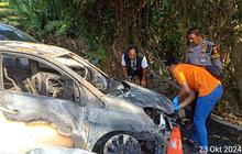 Brio Tiba-Tiba Terbakar saat Diparkir di Bawah Pohon, Pajero di Sebelahnya Ikut Terbakar