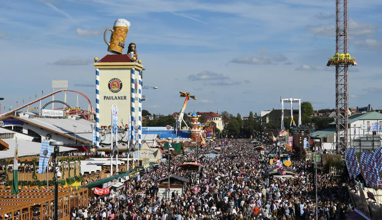 Pemandangan ribuan pengunjung saat pembukaan festival bir terbesar di dunia Oktoberfest ke-185 di Munich, Jerman, Sabtu (22/9). (Christof STACHE/AFP)
