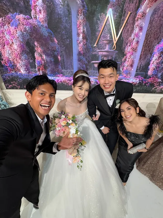 6 Potret Gaun Pengantin Mewah Nita Vior Saat Pemberkatan-Resepsi Pernikahan, Usung Konsep Internasional Serba Putih