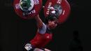 Sri Wahyuni berkonsentrasi mengangkat beban saat turun pada kelas 48 kg di Hall A Arena PRJ, Jakarta, Rabu (11/2/2018). Sri Wahyuni meraih medali emas dengan total angkatan 187 kg. (Bola.com/Nicklas Hanoatubun)