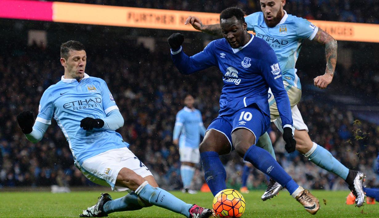 Pemain Everton, Romelu Lukaku (tengah) mencoba melakukan temmbakan saat dihadang pemain Manchester City pada lanjutan Liga Premier Inggris di Stadion Etihad, Manchester, Kamis (14/1/2016) dini hari WIB. (AFP Photo/Oli Scarff)