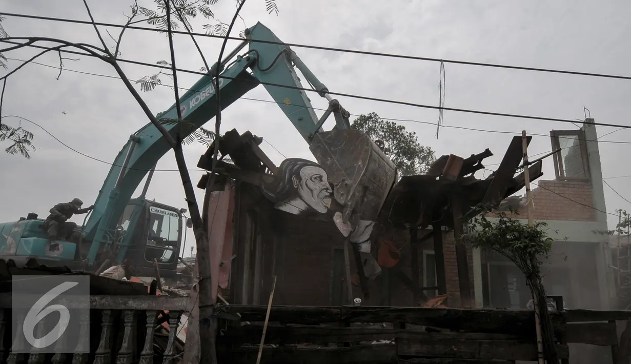 Ekskavator meratakan Sanggar Saung Merdeka Ciliwung Bukit Duri, Jakarta, Rabu (28/9). Penghuni sanggar dan sejumlah warga mulai memainkan angklung, memukul kaleng dan panci sambil menatap sanggar tersebut runtuh. (Liputan6.com/Yoppy Renato)