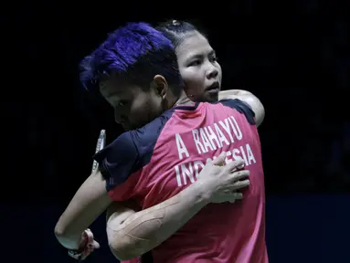 Pasangan Indonesia, Greysia Polii/Apriyani Rahayu, berpelukan usai menaklukkan wakil Jepang, Ayako Sakuramoto/Yukiko Takahata pada Indonesia Open 2019 di Istora, Jakarta, Selasa (16/7). Pasangan Indonesia menang 21-15, 21-16. (Bola.com/M Iqbal Ichsan)