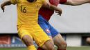 Pemain Australia, Aziz Behich  berebut bola dengan pemain Republik Ceska, Jan Kopiv (kanan) pada laga uji coba di St Poelten, Austria, (1/6/2018). Australia menang 4-0. (AP/Ronald Zak)