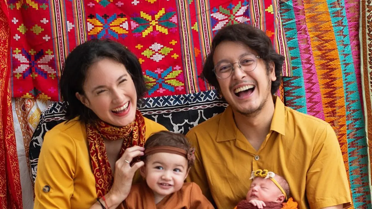 Tampil Kompak dan Penuh Makna, Gaya Keluarga Dimas Anggara dan Nadine Chandrawinata dalam Balutan Wastra