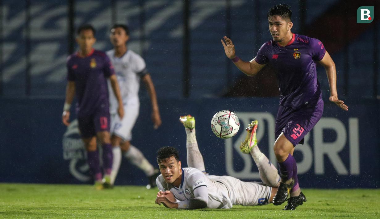Persik juga berusaha untuk mengejar ketertinggalannya. Namun serangan-serangan mereka masih bisa dimentahkan oleh lini pertahanan Arema. (Bola.com/Bagaskara Lazuardi)