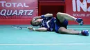 Tunggal putra China Taipei, Tai Tzu Ying terjatuh saat melawan pebulu tangkis China, He Bingjiao pada semifinal Indonesia Open 2018 di Istora GBK, Jakarta, Sabtu (7/7). Tai Tzu Ying menang 21-13, 21-8. (Liputan6.com/Helmi Fithriansyah)