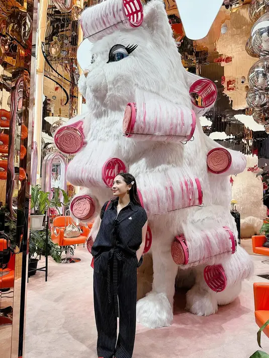 Tak banyak aksesori yang dikenakan, Nagita tetap terlihat manis dengan sentuhan kecil seperti jepit rambut putih di sisi kanan yang menambah kesan feminin dan playful. Rambut panjangnya dibiarkan tergerai natural, mendukung gaya minimalis yang tetap anggun.  [@raffinagita1717].