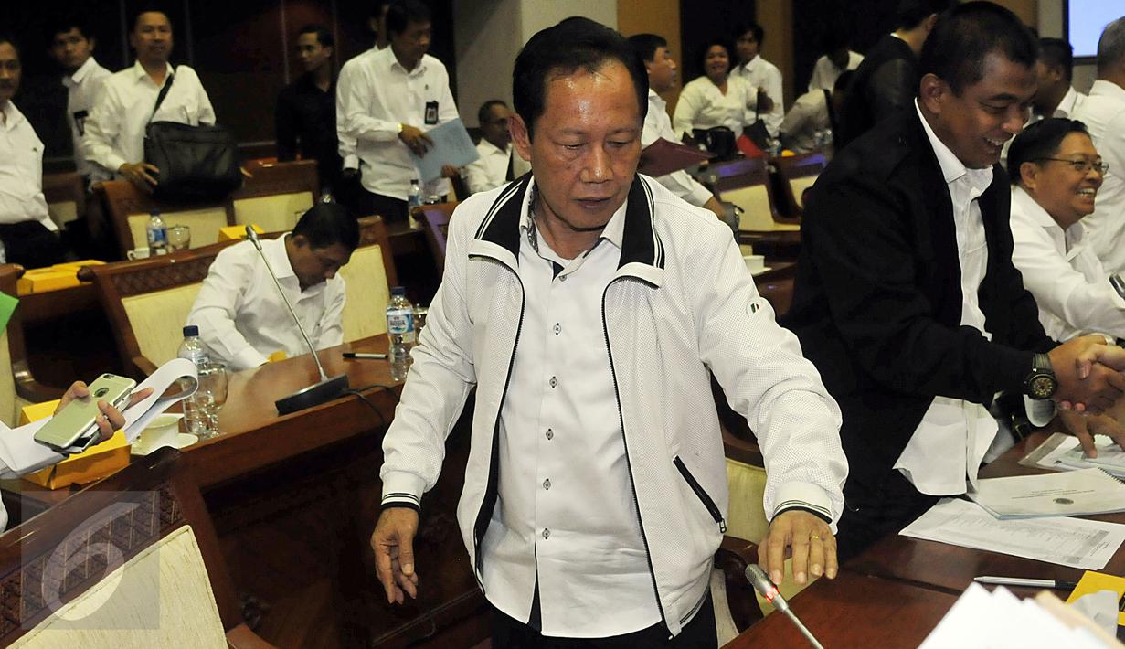 Kepala BIN, Sutiyoso usai raker dengan Komisi I DPR di Senayan, Jakarta, Senin (29/2/2016). Sutiyoso menyebut apa yang mereka rencanakan dalam revisi UU Terorisme itu disepakati oleh Komisi I DPR.(Liputan6.com/JohanTallo)