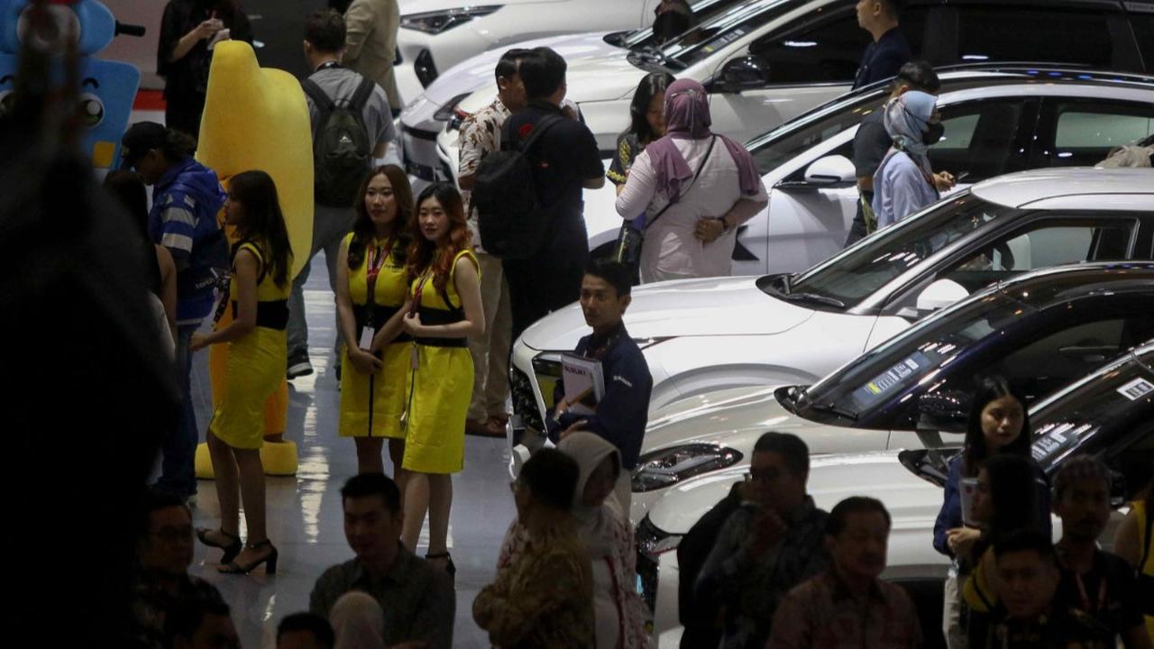 Suasana Indonesian International Motor Show (IIMS) 2024 yang digelar di JIExpo Kemayoran tampak dipadati para pengunjung yang asyik melihat mobil-mobil terbaru yang dipamerkan, Jakarta, Kamis (15/2/2024). Foto: Liputan6.com / Herman Zakharia