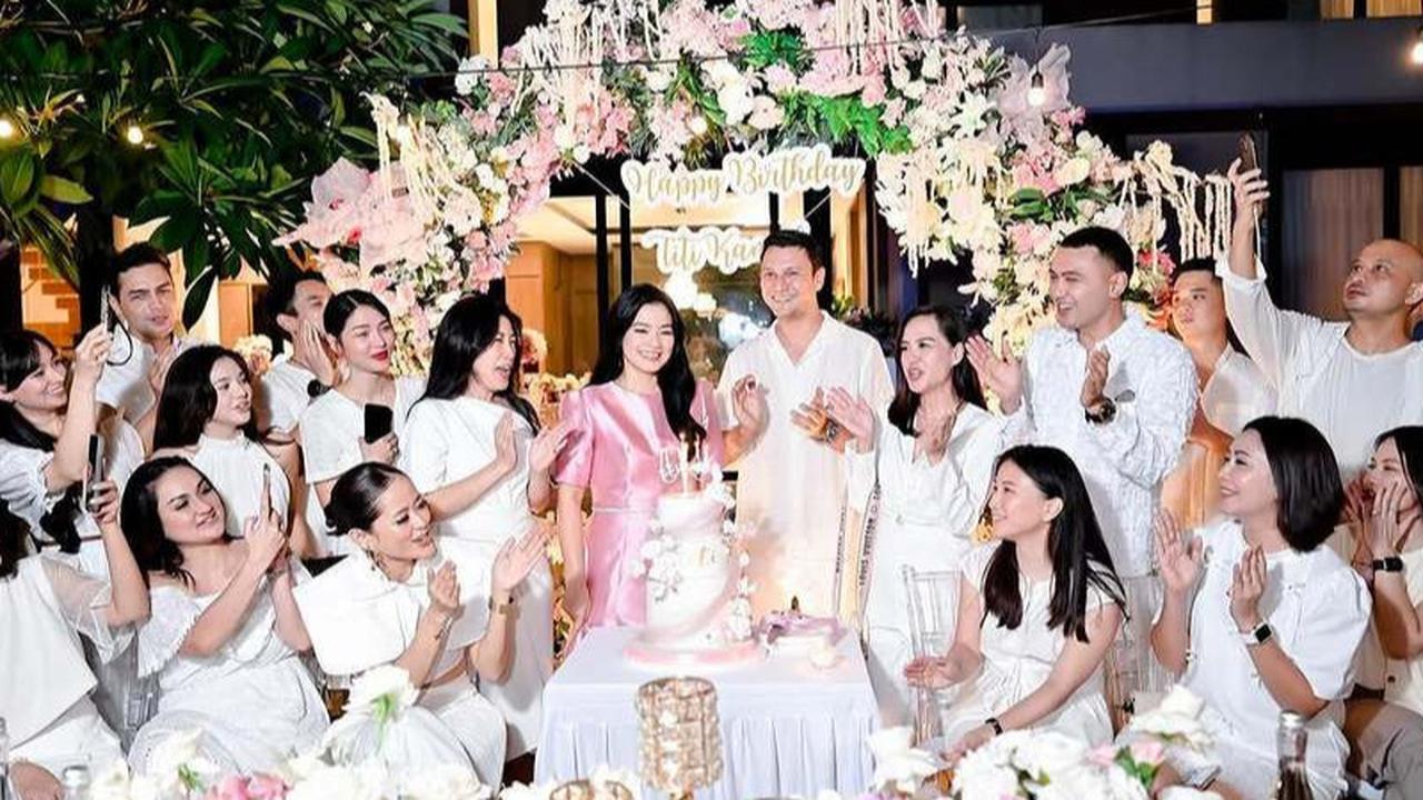 Potret Pesta Ultah Titi Kamal Digelar Meriah Meski di Rumah Saja, Dekorasi Serba Pink & Dihadiri Banyak Teman Artis