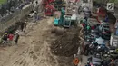 Kendaraan melintas di samping proyek pembangunan terowongan bawah tanah (underpass) Simpang Matraman, Jakarta, Rabu (19/7). Rekayasa lalu lintas terkait pembangunan underpass di kawasan itu akan diuji coba pada 20-27 Juli. (Liputan6.com/Immanuel Antonius)