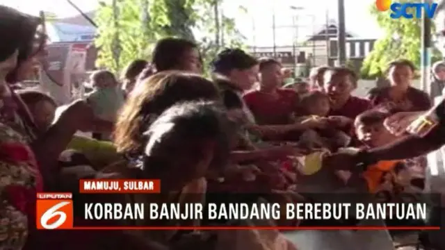 Polisi yang bertugas membagikan bantuan berkali-kali mengimbau agar warga tertib dan bergantian menerima bantuan.