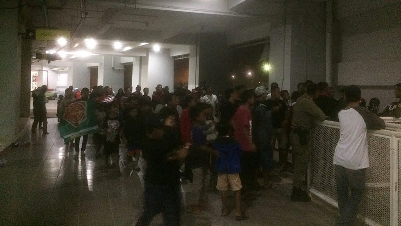 Penonton di Stadion Pakansari