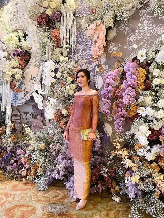 Pointed heels berdetail payet seperti yang dikenakan Febby Rastanty menciptakan kesan elegan dan glamor. [Foto: IG/febbyrastanty].