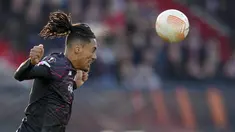 Pemain AS Roma Chris Smalling menyundul bola saat melawan Feyenoord pada pertandingan sepak bola leg pertama perempat final Liga Europa di Stadion De Kuip, Rotterdam, Belanda, Kamis (13/4/2023). (AP Photo/Peter Dejong)