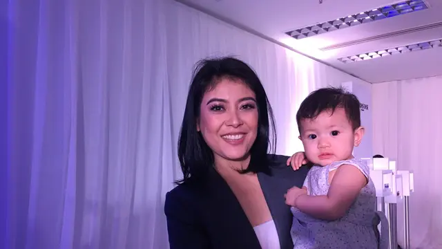 Sigi Wimala dan anak keduanya, Alex