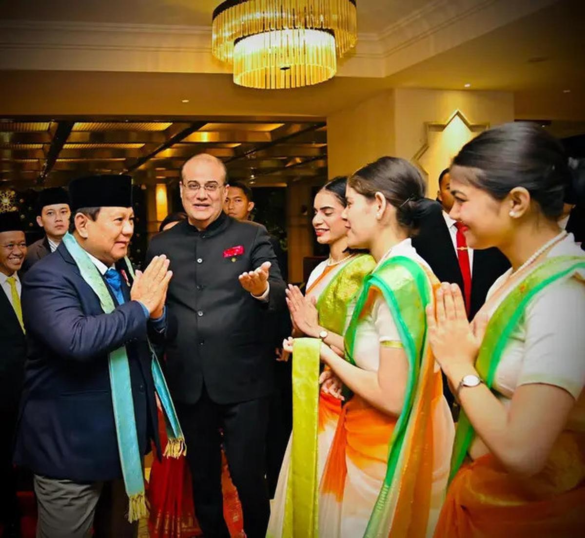 Tiba di India, Prabowo Disambut Mahasiswa Indonesia