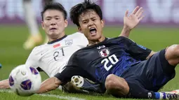 Pemain Jepang, Takefusa Kubo (kanan) berebut bola dengan pemain China, Li Yuanyi pada laga putaran ketiga Grup C Kualifikasi Piala Dunia 2026 yang berlangsung di Saitama Stadium, Saitama, Jepang, Kamis (05/09/2024) WIB. (AP Photo/Shuji Kajiyama)