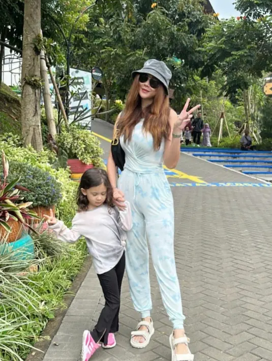 <p>Kegagalan di pernikahan pertamanya, tidak lantas membuat Aura trauma. Pelantun lagu Mari Bercinta itu mengaku selalu membuka hati untuk pria. [Instagram/aurakasih]</p>