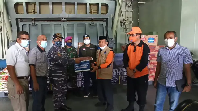 Gubernur Sulawesi Barat Ali Baal Masdar saat menerima bantuan secara simbolis dari Pemprov Jawa Timur. (Foto: Liputan6.com/Abdul Rajab Umar)